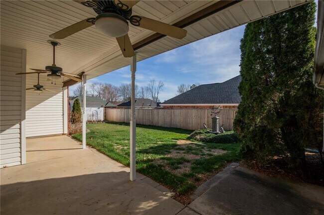 Building Photo - 115 NW Orchard Way