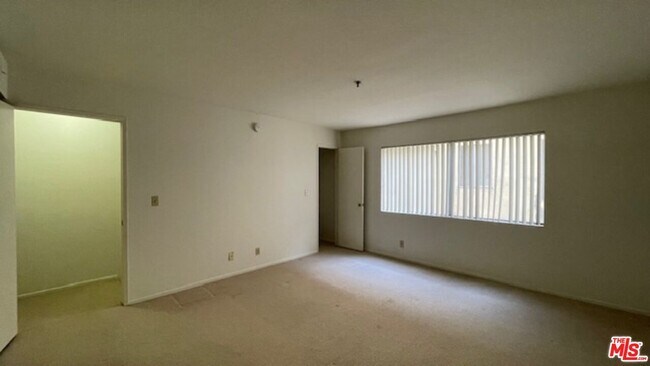 Building Photo - 420 S Harvard Blvd