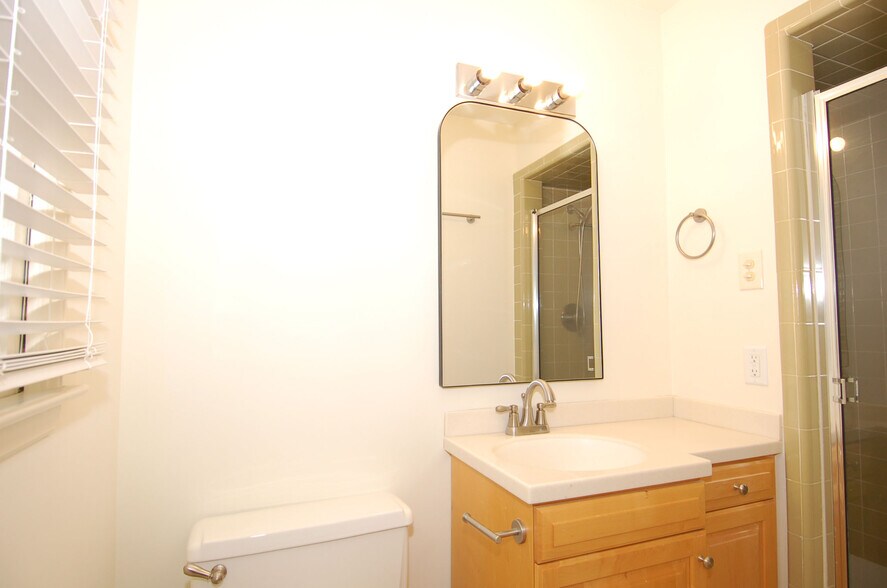 Building Photo - 5400 Emerson Dr