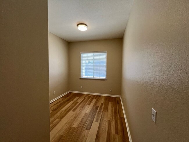 Building Photo - 4-bedroom single story located in Sylvan S...
