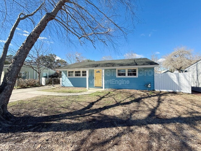 Building Photo - 1214 Hawthorne Cir