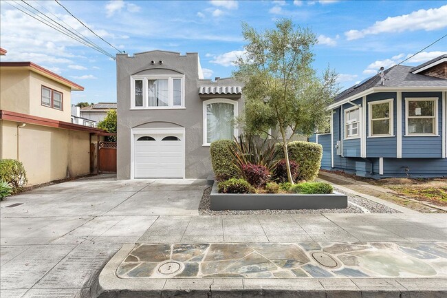 Building Photo - 1434 Paru St