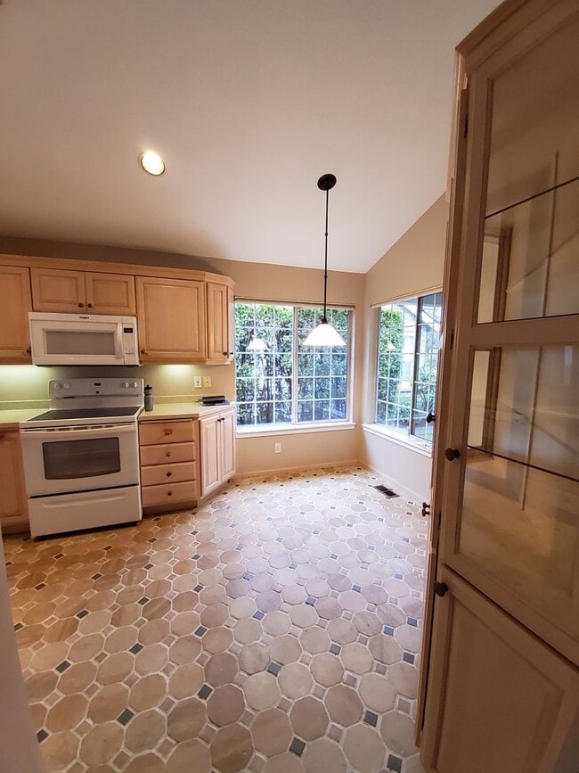 Building Photo - Great Home In Charbonneau