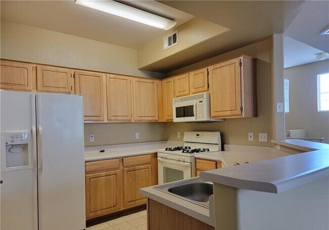 Building Photo - Gated Community Condo