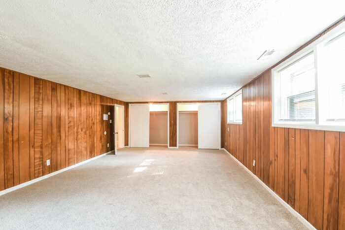 Building Photo - 1725 N Raceway Rd