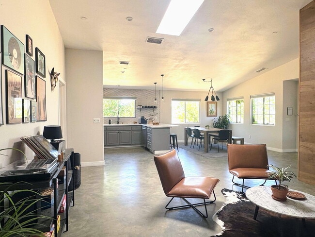 Building Photo - Rare Opportunity for Spacious, Modern Sout...