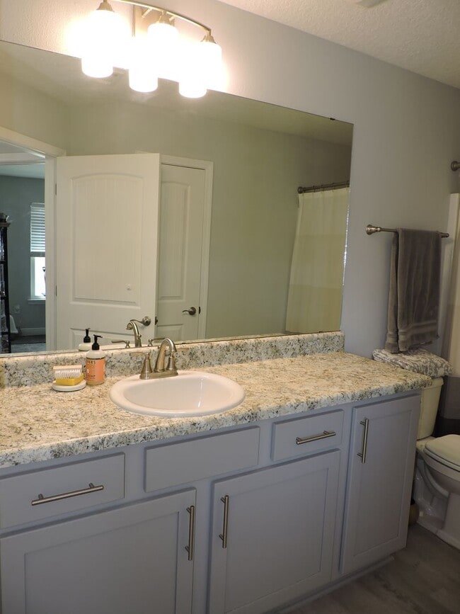 Building Photo - Easy access to interstate, shopping & Navy...