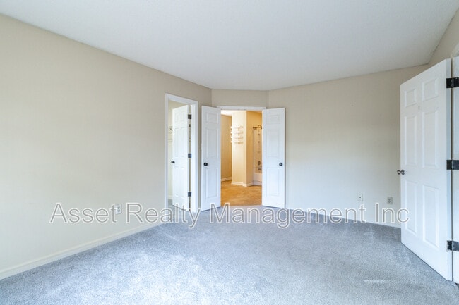 Building Photo - 1405 Wenlock Rd