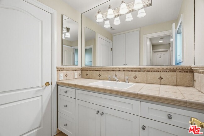 Building Photo - 707 Jasmine Ave