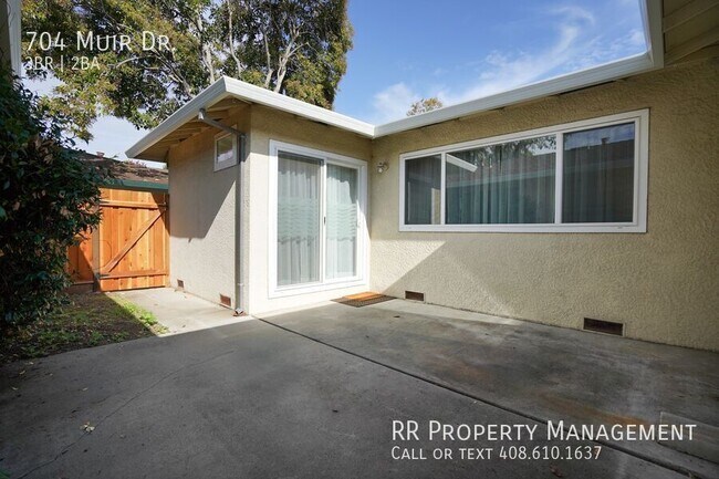 Building Photo - 704 Muir Dr