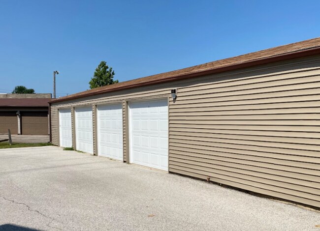 Building Photo - 2 Bedroom/1 Bath Apartment For Rent