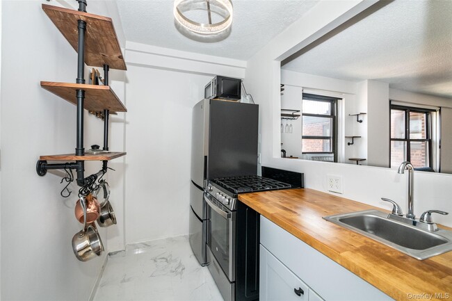 Building Photo - 161 Pearsall Dr