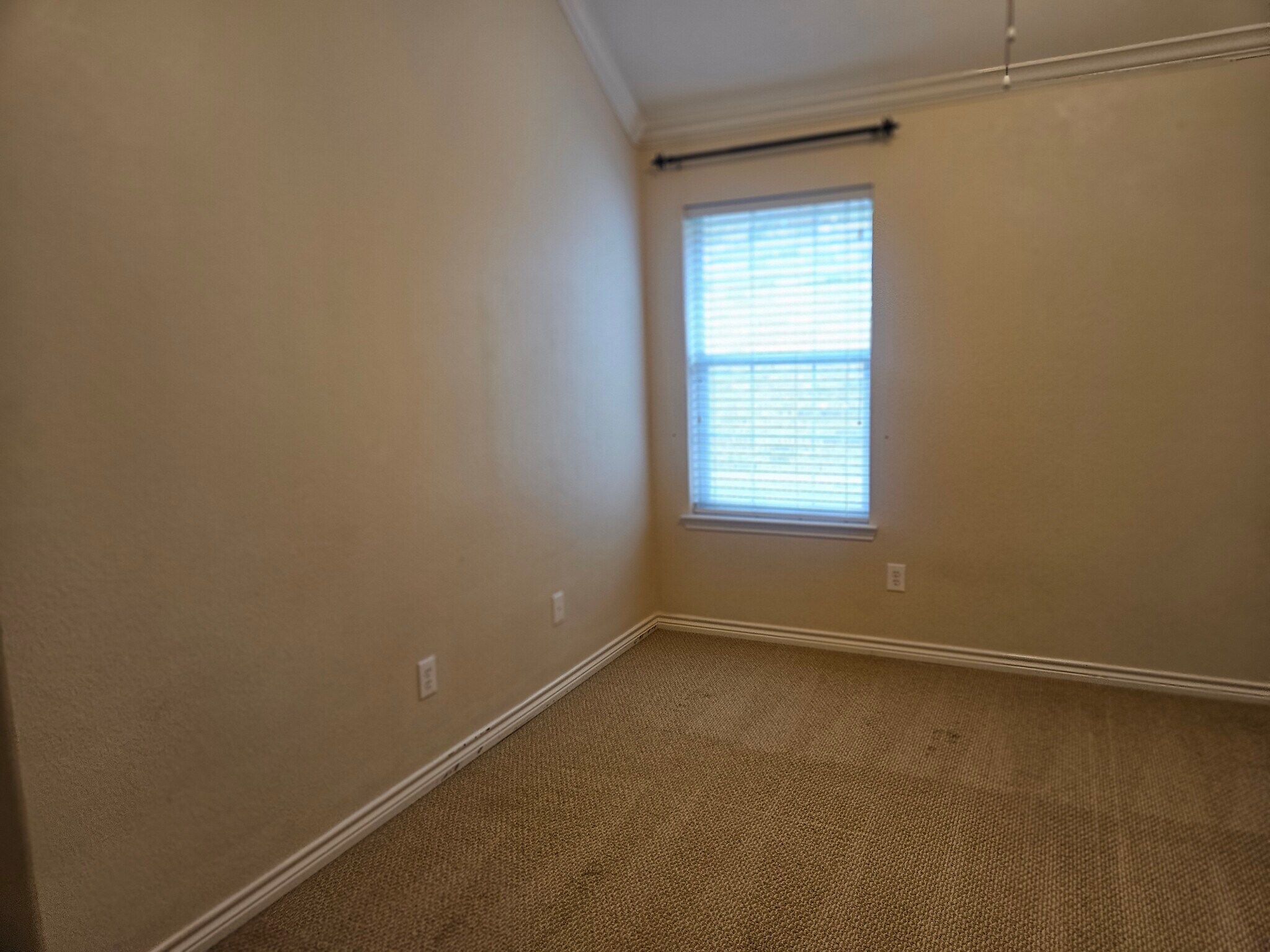 Building Photo - 8562 Robertson Dr
