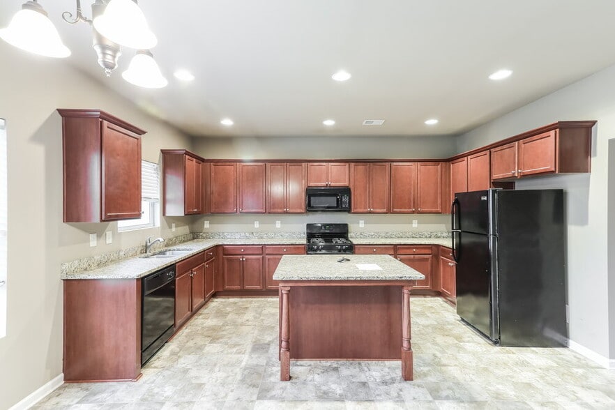 Building Photo - 3533 Walking Stick Way NE