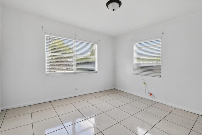 Building Photo - 1172 W 34th St