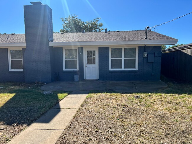 Building Photo - Newly Remodeled 3 bed 2 bath