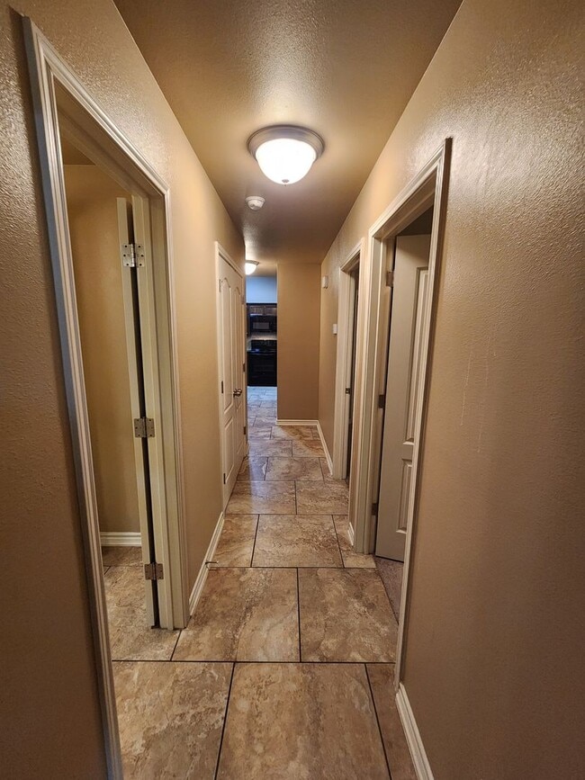 Building Photo - Beautiful 3 bed/2 bath Duplex off of Bunny...