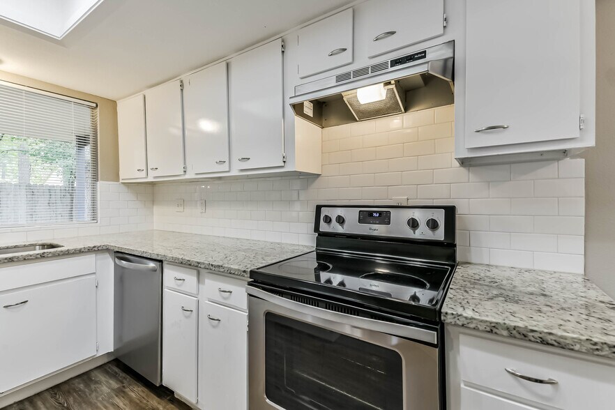 Building Photo - 26 W Broken Oak