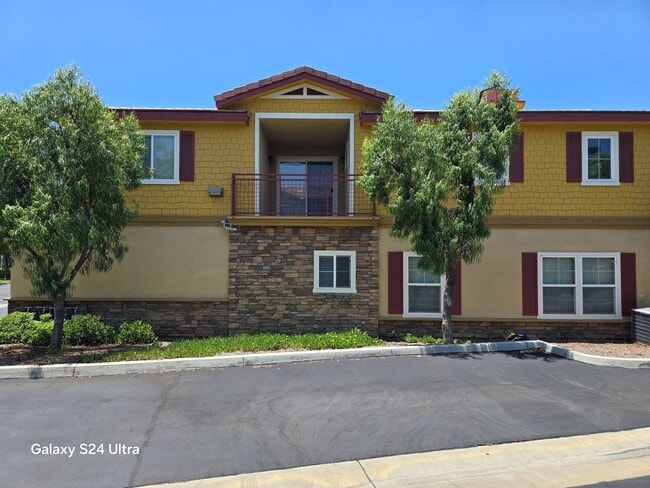 Building Photo - Welcome home to this beautifully designed ...