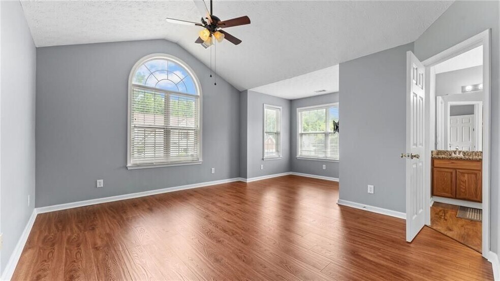 Building Photo - 450 Manor Glen Dr