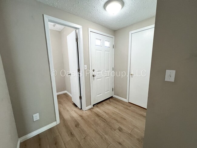 Building Photo - 1449 Valley Dr