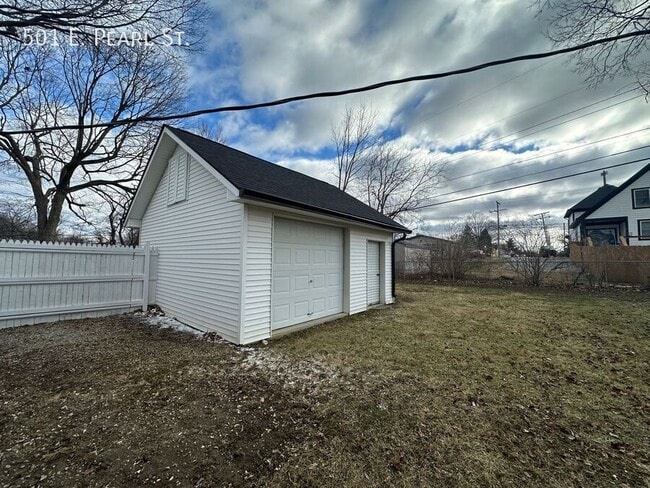 Building Photo - 501 E Pearl St