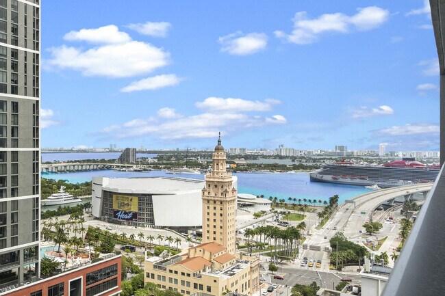 Building Photo - 121 NE 5th St