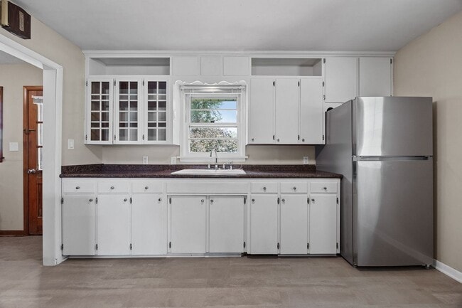 Building Photo - Single Family Home On Convenient, Quiet St...