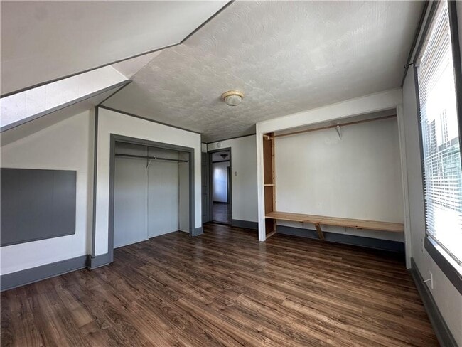 Building Photo - 24 Vale St