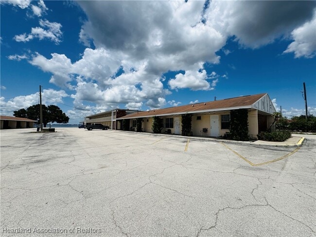 Building Photo - 1001 Lakeview Dr