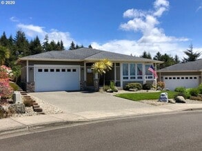 Building Photo - Amazing Bay View 3 bed/3 bath in Coos Bay