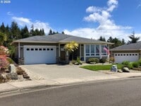Building Photo - Amazing Bay View 3 bed/3 bath in Coos Bay