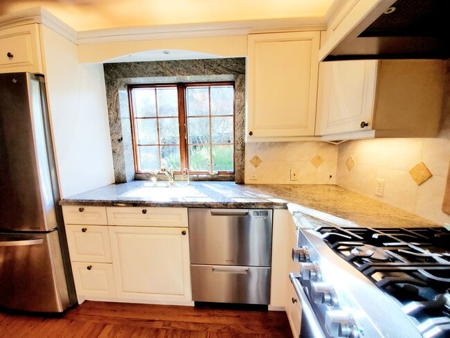 Building Photo - Elegant Woodside Tudor Home