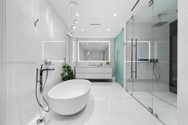 Building Photo - 300 Biscayne Blvd Way