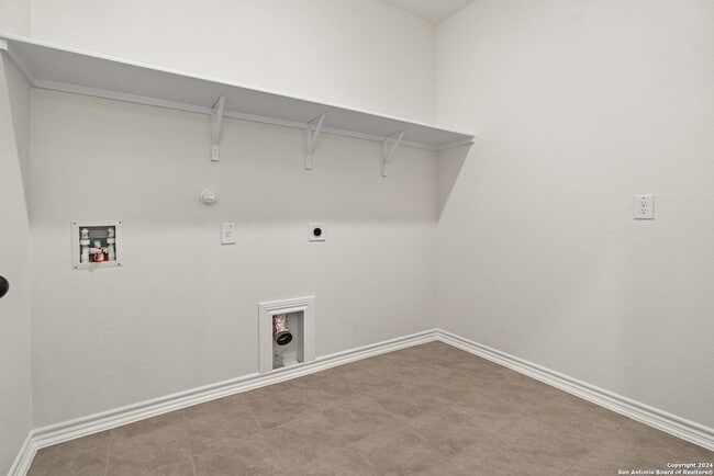 Building Photo - 246 W Flowing River Dr