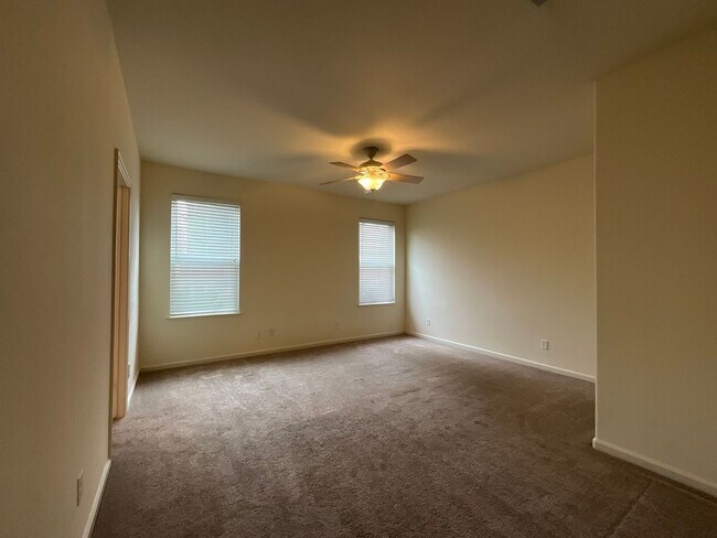 Building Photo - 2820 E Eclipse Ave
