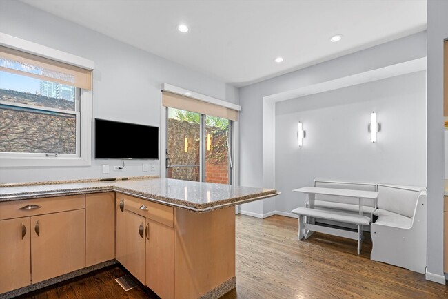 Building Photo - 171 W Goethe St