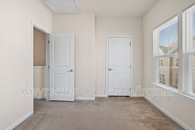 Building Photo - 516 Sloane St