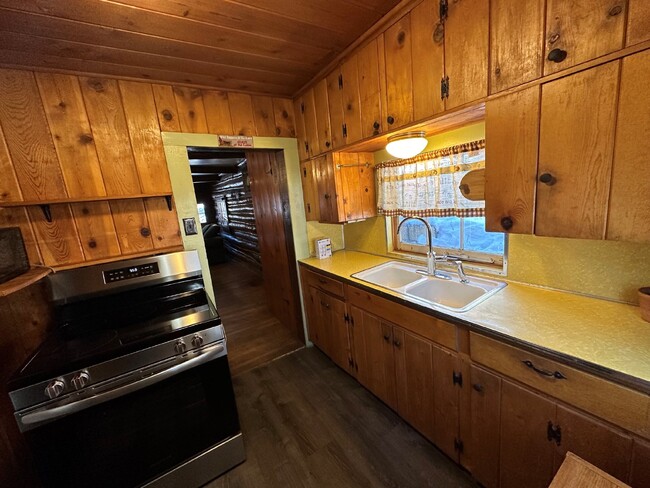 Building Photo - Two Bedroom Cabin in Indian Hills!