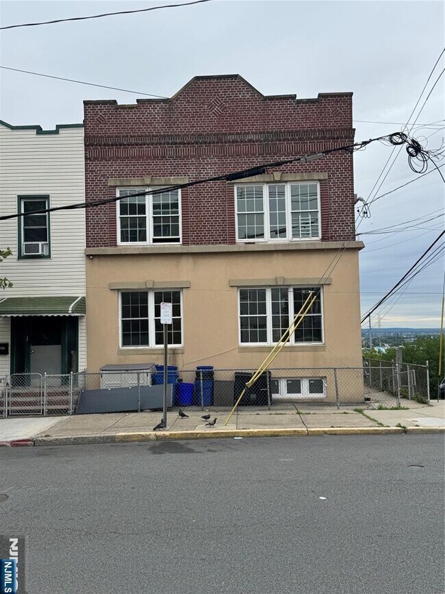 Building Photo - 183 Thorne St