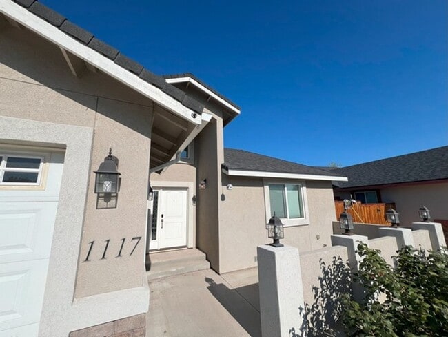 Building Photo - Three Bedroom on the Golf Course in Fer...