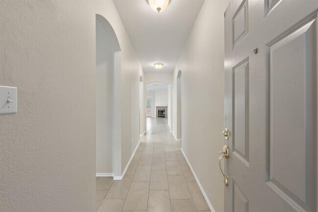 Building Photo - 802 N Creek Blvd