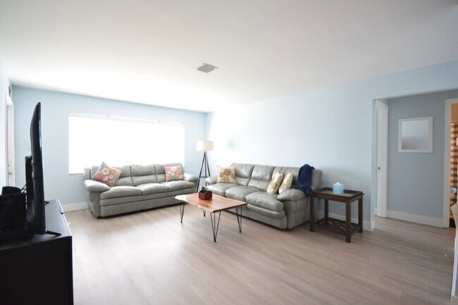 Building Photo - FULLY FURNISHED Condo For Rent in Pinellas...