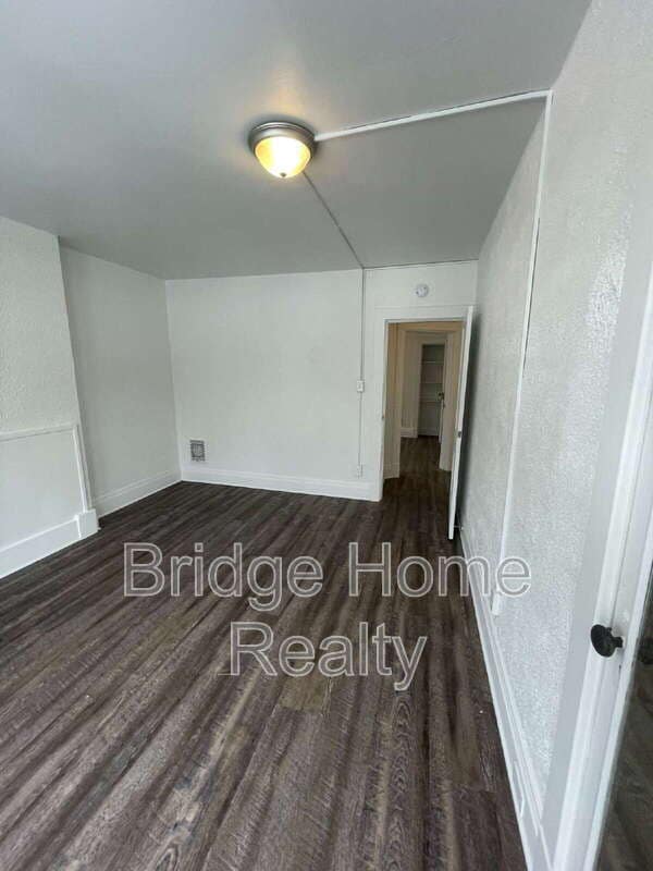 Building Photo - 136 S Spring Ave