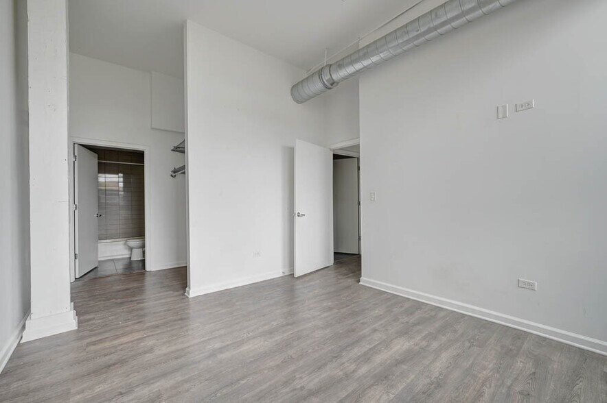 Building Photo - 932 W Dakin St