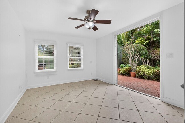 Building Photo - Historic West Palm Beach single-family home, with guest cottage!