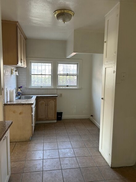 Building Photo - 1425 W 48th St