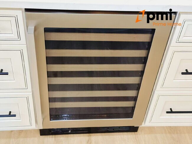 Building Photo - "Spacious Elegance Awaits: 5-Bedroom Home with 3.5 Baths in Winter Garden"