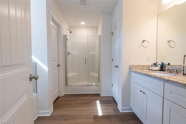 Building Photo - 1536 Beekman St