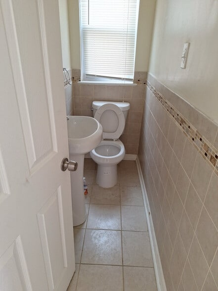 Building Photo - 719 W 38th St